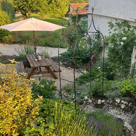 Casa de Férias La Colline De Tilleul - Les Tilleuls - 4 Star Rated - Stunning With Pool Near Aubeterre In Idyllic Location